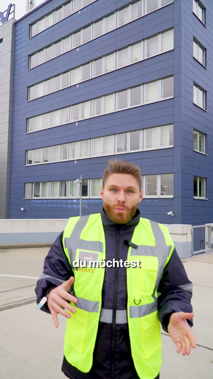 Kurierfahrer der Mars Holding vor seinem Fahrzeug